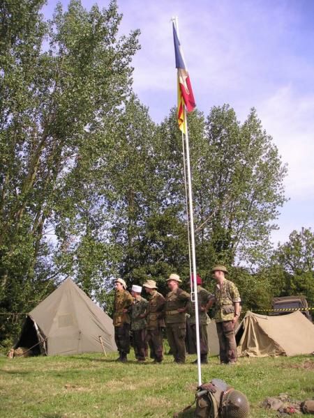 SI raising the flag  1 (web).jpg